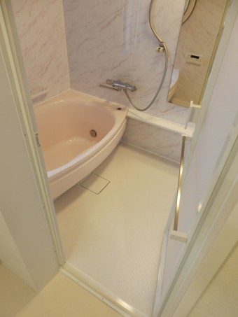 吹き抜け天井に木の梁で作ったオリジナル照明